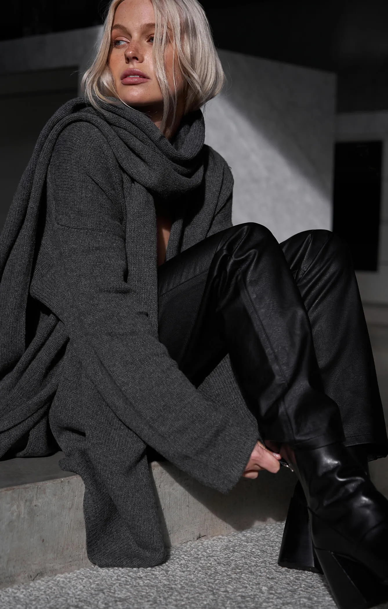 THE WRAP AROUND SCARF - CHARCOAL